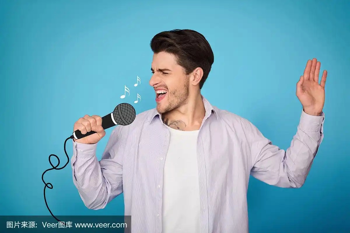 年轻人在蓝色背景下大声唱歌