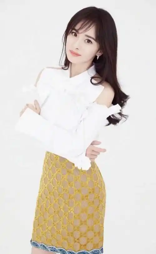 原创穿白衬衣有气质我只服杨幂减龄20岁的效果一般人做不到