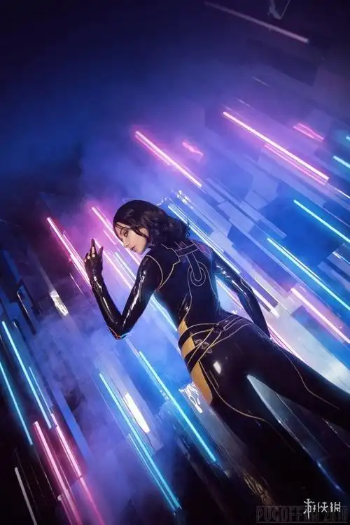 身穿胶衣性感诱人!俄妹cos《质量效应》米兰达_八卦趣闻_新浪游戏_新