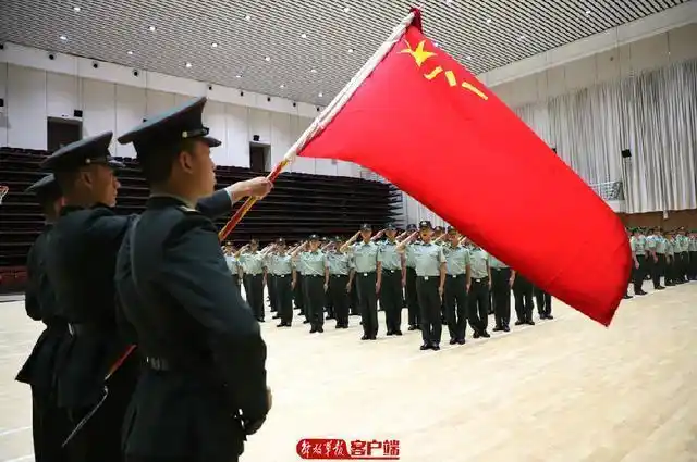 战略支援部队某部举行2019第一批退役士兵向军旗告别仪式