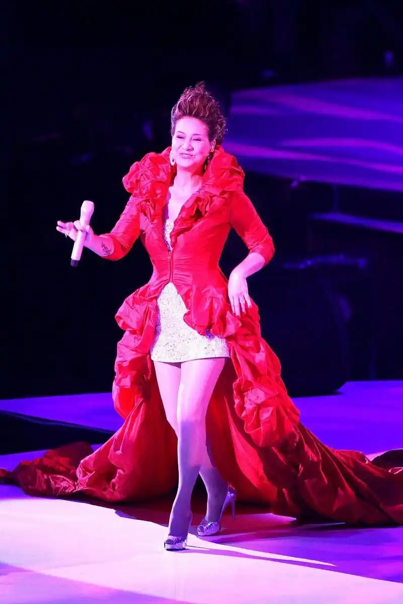 甄妮大姐在文章中直言,参与好声音的每一位都欠缺良知,为了追求