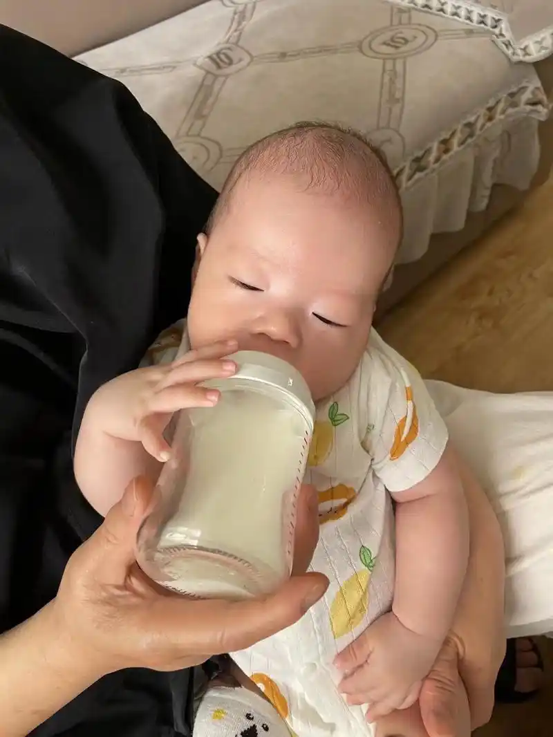 吃奶的小宝宝 #满眼宠溺 #喝奶我是认真的 #养娃日常 # - 抖音