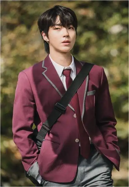 (图:keyeast) 而且这不是他第一次演学生啦,去年在jtbc电视剧《重回18