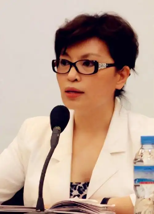 1998年央视主持人李瑞英.在《新闻联播》开播半小时前.