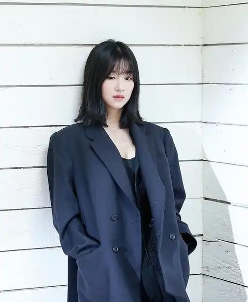 浏览过去徐睿知短发造型,无论是中长发或是头发在耳下的长度,善于百变