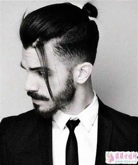 男士辫子发型扎法图解 男生怎么留扎辫子发型欣赏六款扎发让你变帅