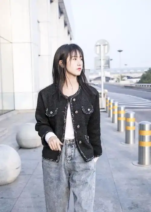 袁冰妍小香风外套,搭配宽松牛仔裤机场街拍,今日份黑长直大美女