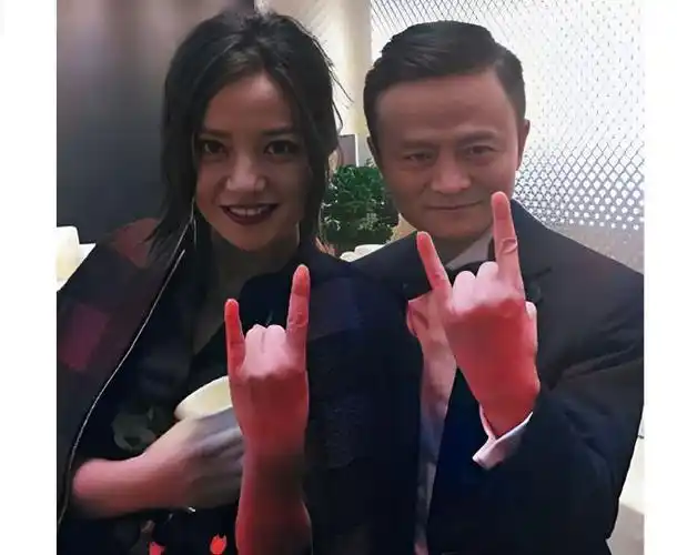 多年前,赵薇和马云的合影,此时马云势头正盛两人走得很近!