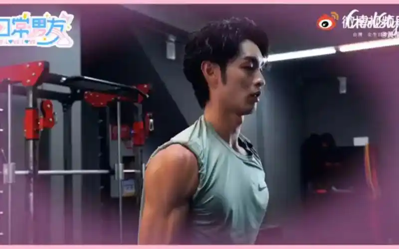 日常男友-曹佑宁-属于我们的爱健身的身材特别哇塞特别好的有大胸肌和