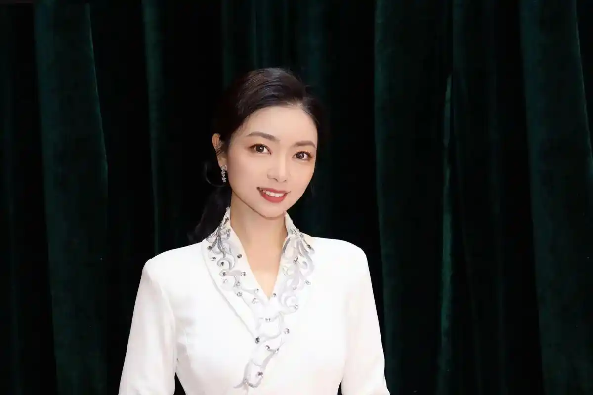 2022年义县春晚美女主持的白色礼服由艳君制衣量身定制[庆祝 - 抖音