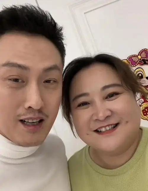 作为大碗娱乐的签约人才,许君聪背靠贾玲这位巨头,她在小品界春晚上的