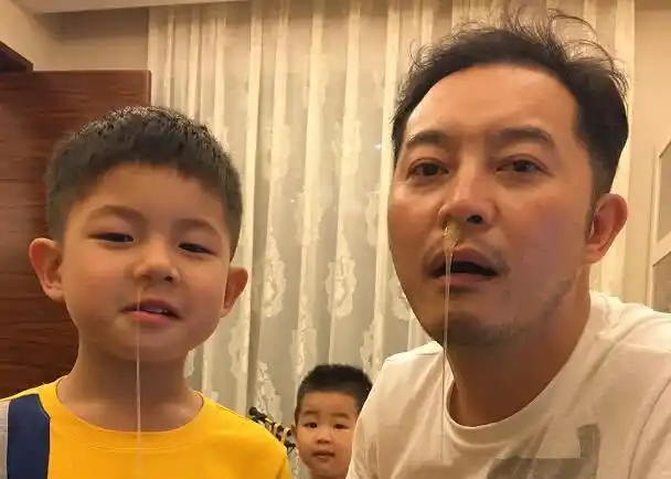 原创可怜天下父母心沙溢不愿打扰儿子学习坐在楼梯啃面包还没有水