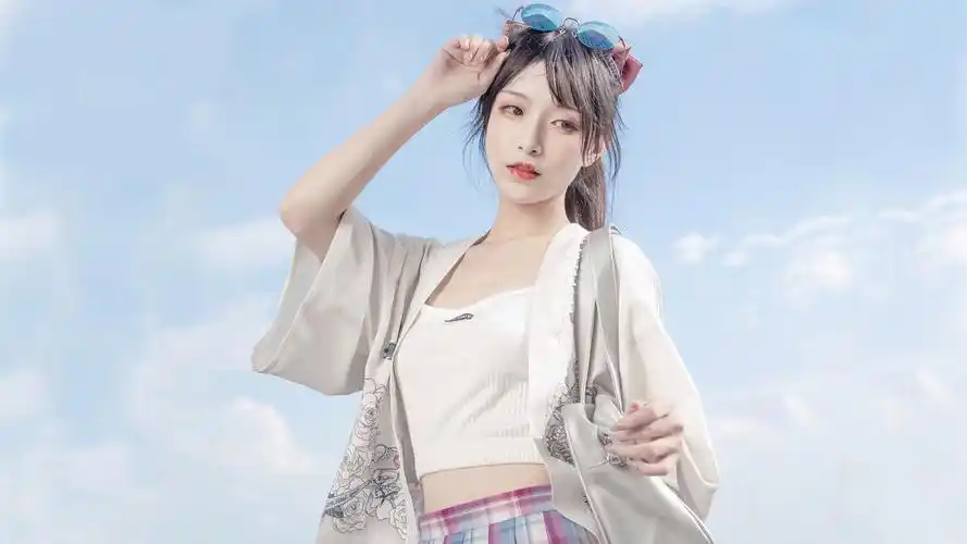 天空墨镜阳光养眼好看身材美女壁纸