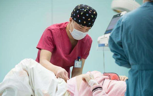 在分娩时, 你能接受男医生来接生吗? 看看过来人的经历, 别错过了