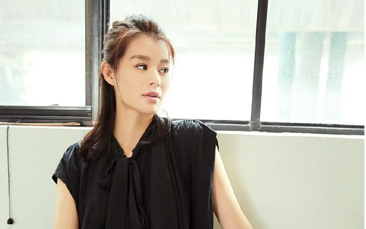 美女明星胡杏儿清新时尚写真图片桌面壁纸