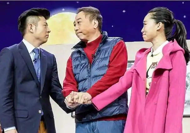 冯巩老师坐缆车吓出汗,网友还围观拍照,场面极其热闹_舞台_小品_段子