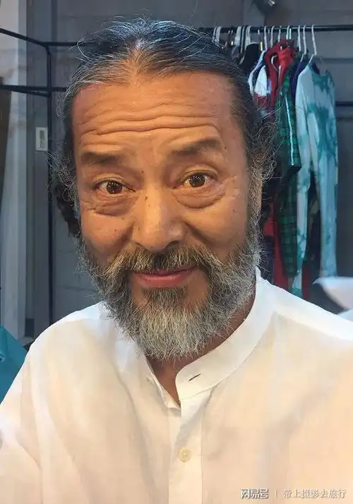 他63岁才开始追梦从糟老头脱胎换骨用行动证明梦想不分早晚