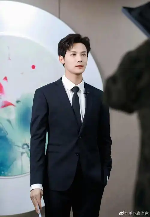 西装光影大片##请把西装焊在郑业成身上#看到郑业成穿黑色西装的样子