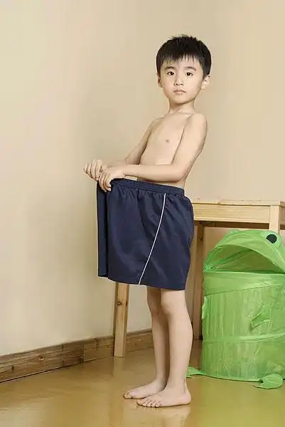 手拉裤头的小男孩