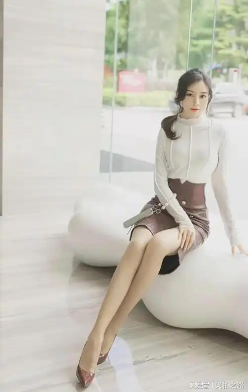 美女白色紧身衣搭配小皮裙高跟鞋展露大长腿小蛮腰有心动么