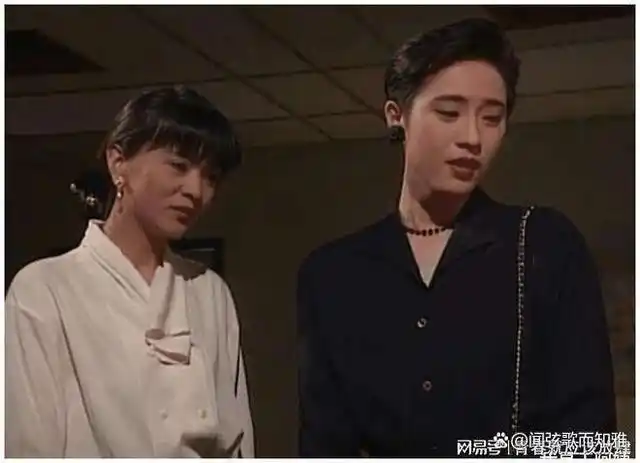 抖音推送了资深港剧《巨人》的片段,陈法蓉白肤短裙又飒又美,万梓良