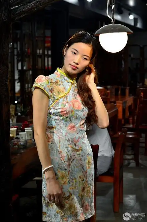 今古堂(红木馆)的旗袍女-人物人像-光影中国网-36.01ny.