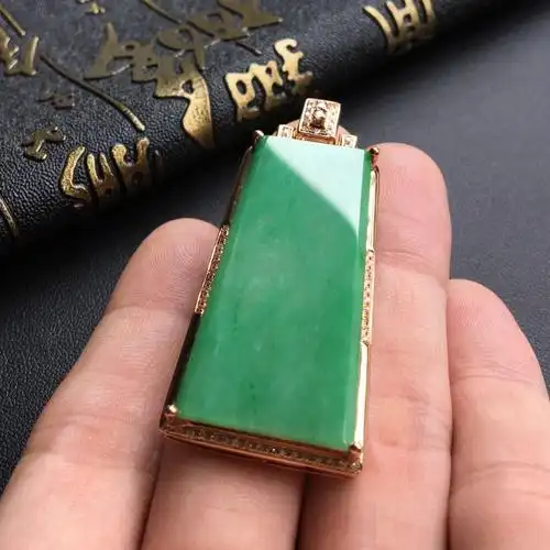 糯冰种翠色镶玫瑰金钻石平安无事牌胸坠