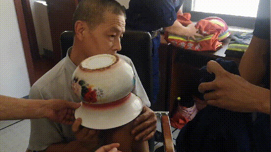 痰盂当帽子熊孩子又卡住了这次消防员用的是这招