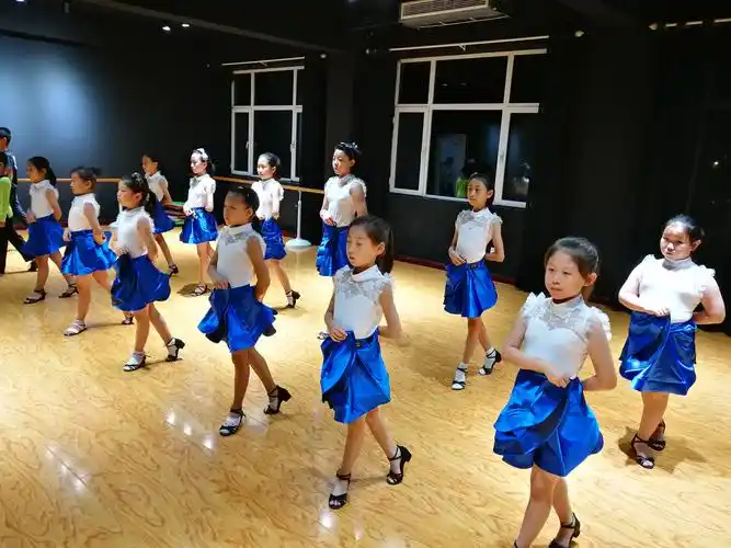 拉丁舞专业:适合6岁以上儿童,暑期课程分为初级班(零基础),基础精讲班