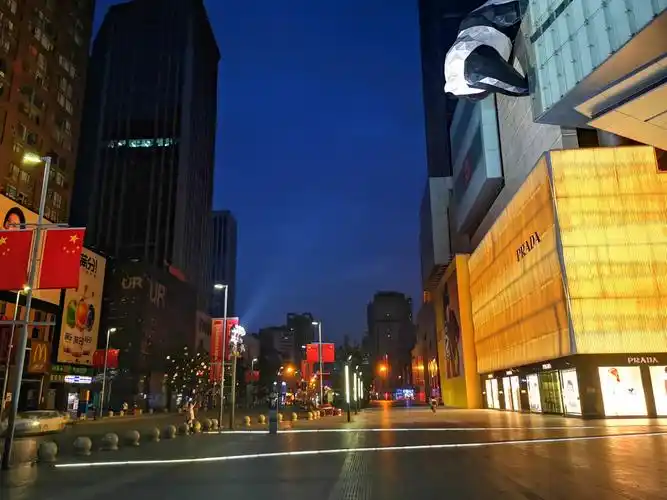 凌晨6点的成都春熙路没有喧闹,夜景依然宜人