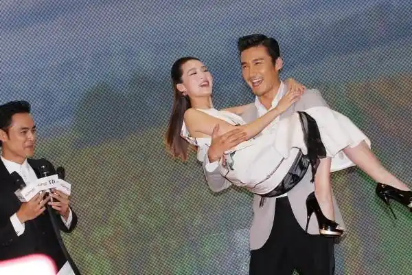 【公主抱过李沁的4位男星:图二很"搞笑",最后一张才是真爱!