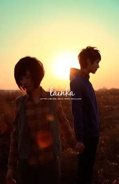 分类:文化/艺术 以校园为背景,一对穿校服的男女擦肩而过 图片我来