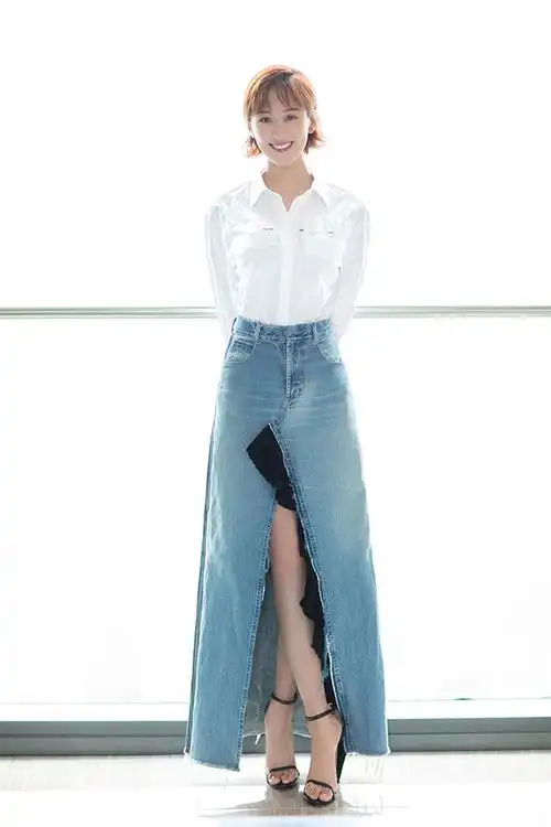 练练气质真好,身穿一件白色衬衣,下面穿一条a字版的牛仔裙,整套看起来