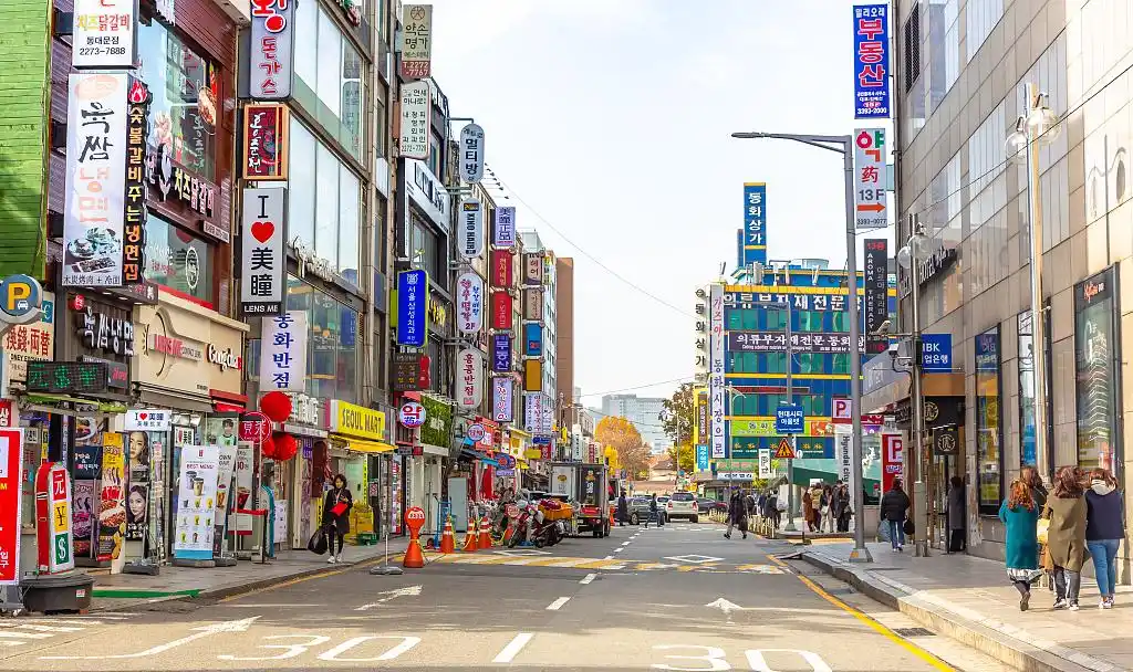 韩国购物天堂变"地狱",明洞近八成韩妆店倒闭歇业