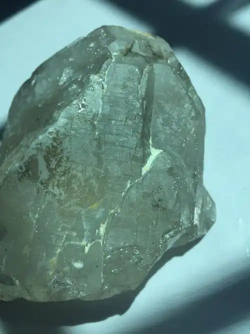 天然锆石原石有三角状内?