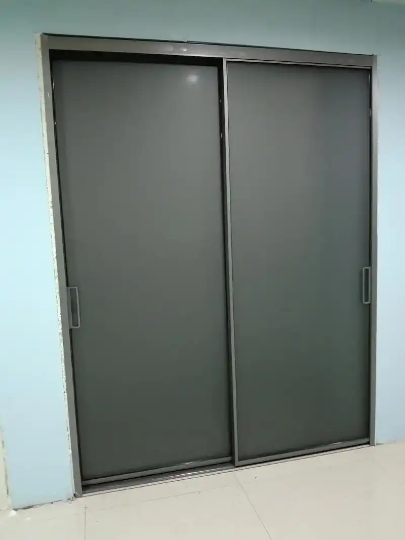 第一张图片里磨砂外灰油砂玻璃做卫生间比普通磨砂效果更好