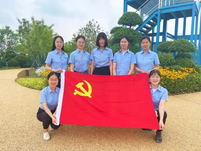 我和党旗同框|最红的党旗 最美的合影