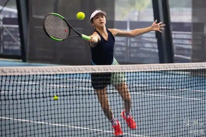 田亮绿洲分享森碟打网球奋力挥拍动作专业元气满格