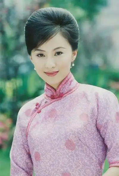 图集徐露,1975年7月29日在辽宁沈阳出生,原名徐路,中国内地女演员