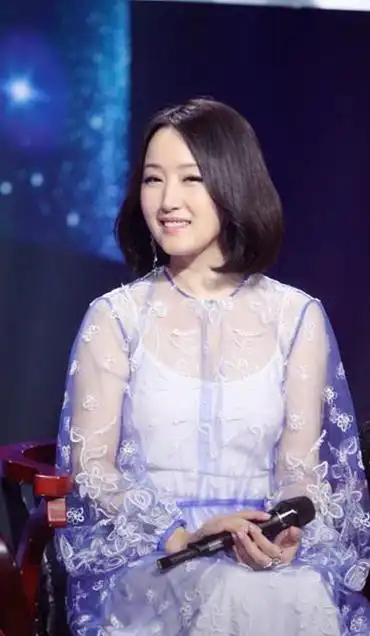 杨钰莹短发,遭一片质疑声,网友:这才是近50岁女人该有的样子!