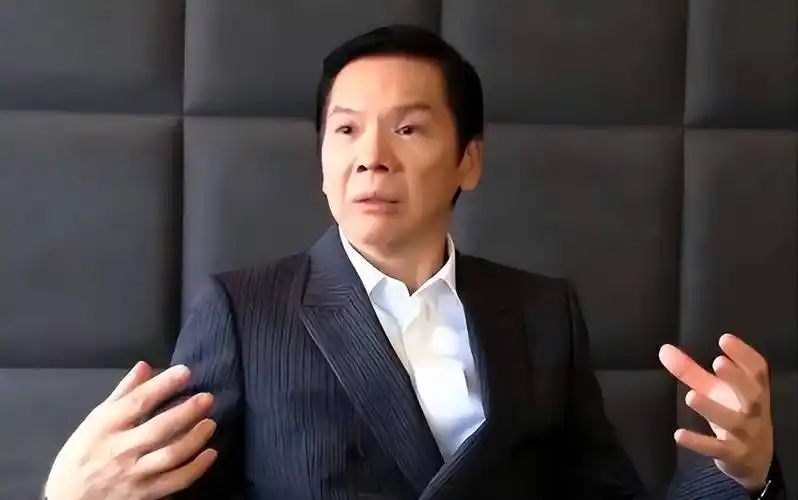 出自永盛电影公司之手,《赌神》中发哥的铁哥们龙五正是向华强客串的