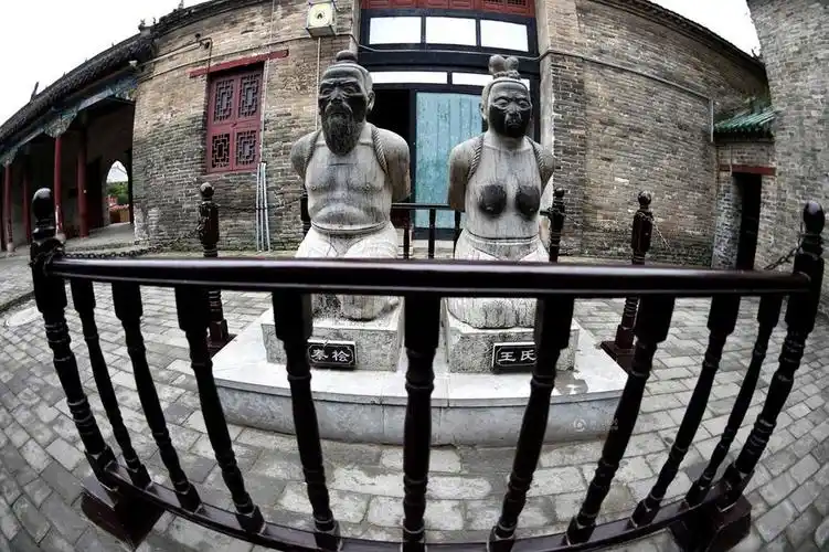 秦桧夫人王氏跪像胸部被摸黑,景区工作人员已为秦桧夫妇跪像增设护栏.