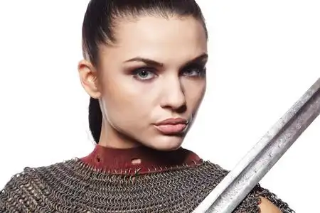 中世纪的女骑士,盔甲的肖像照片