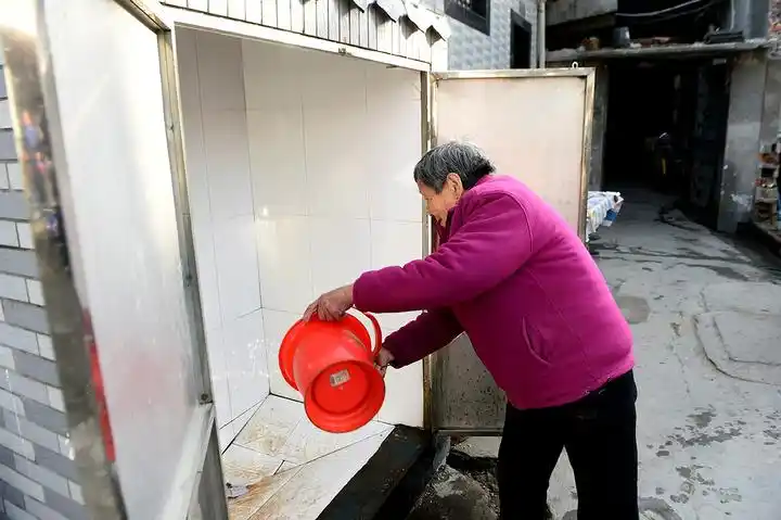 这里的居民还保留着倒痰盂的生活习惯