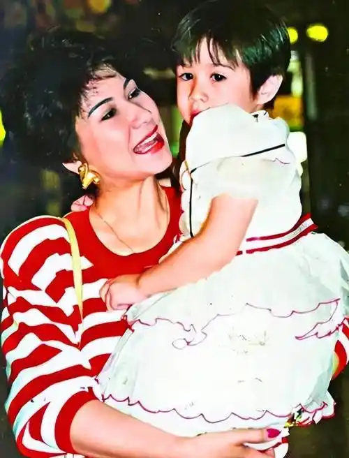 歌手甄妮30岁丧夫4年后为亡夫生下一女如今69岁仍无法忘怀