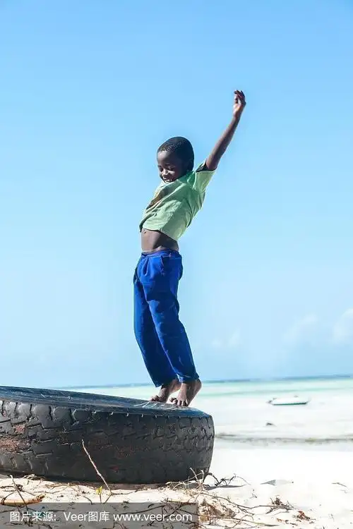 一个非洲小男孩在海滩上练习