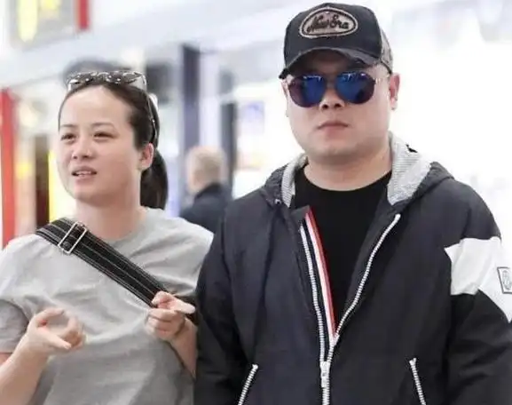 最近啊,岳云鹏的媳妇儿郑敏深夜发文,晒出了师父郭德纲卸妆后的照片