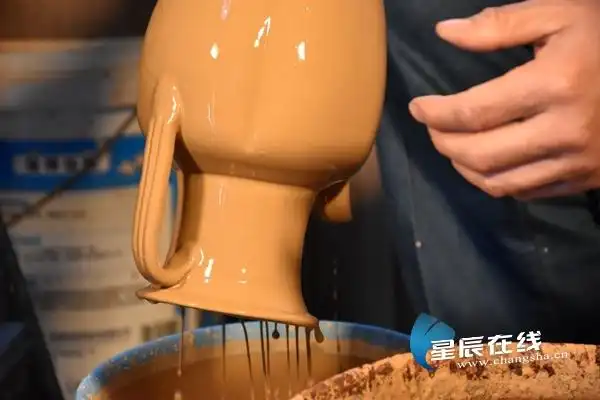 (浸釉法给陶瓷上釉.