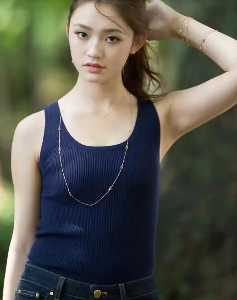 林允早期写真,眼神清澈单纯.