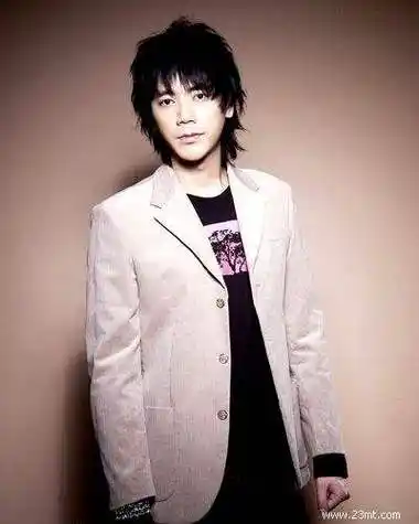 17,不是,阿信是五月天的主唱 而信乐团曾经的主唱就叫信.